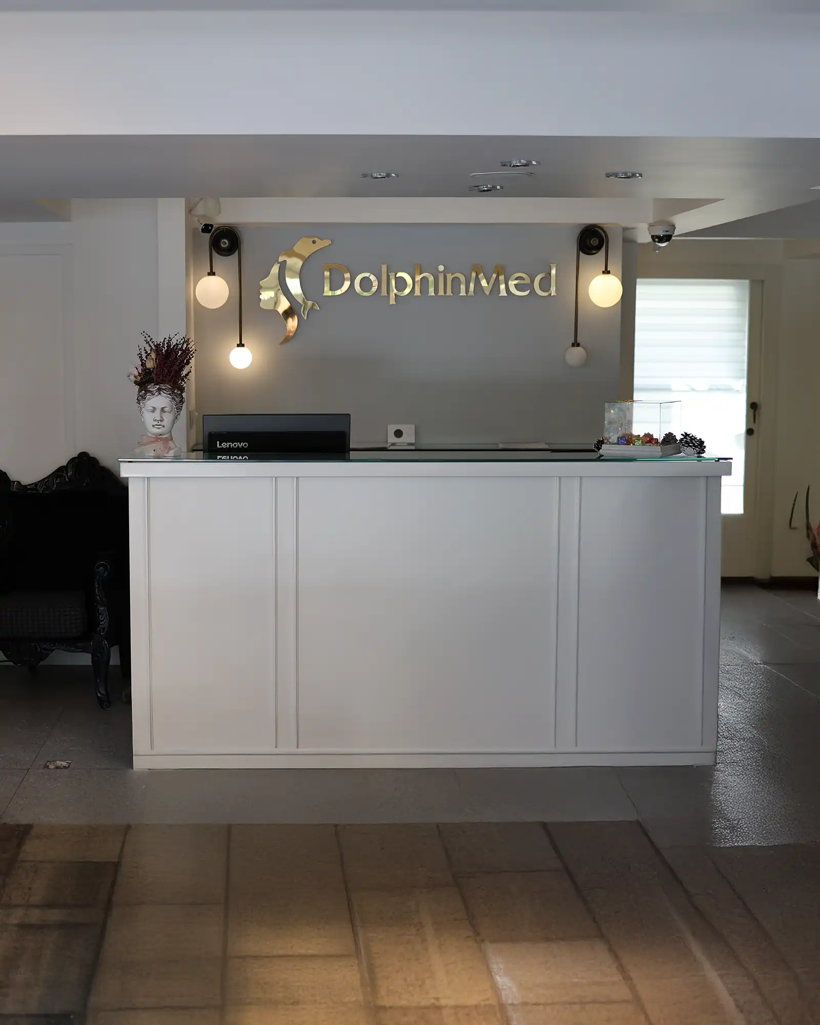 DolphinMed Polikliniği İletişim ve resepsiyon
