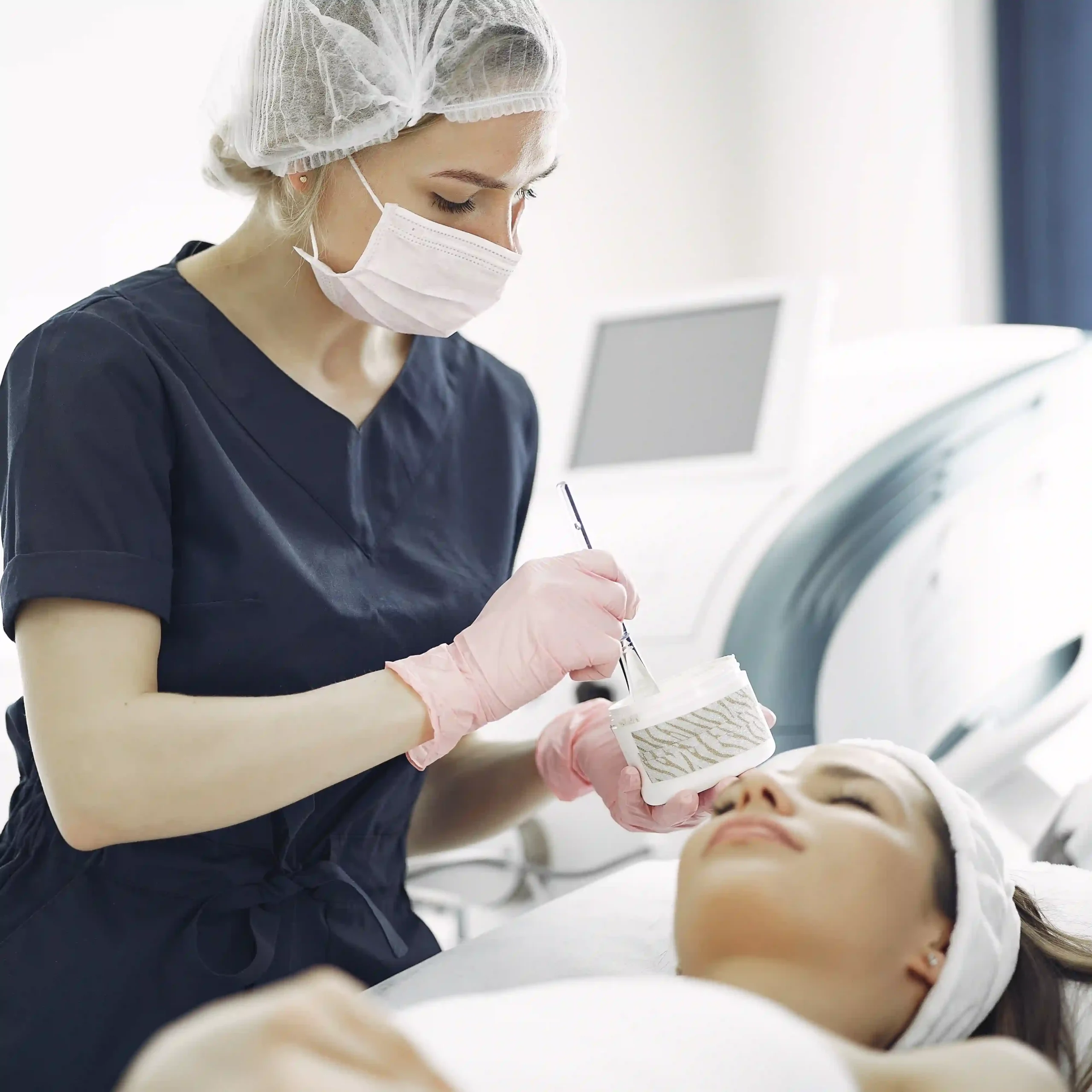 DolphinMed Polikliniği profesyonel Cilt Gençleştirme ve anti-aging protokolleri uygulaması.