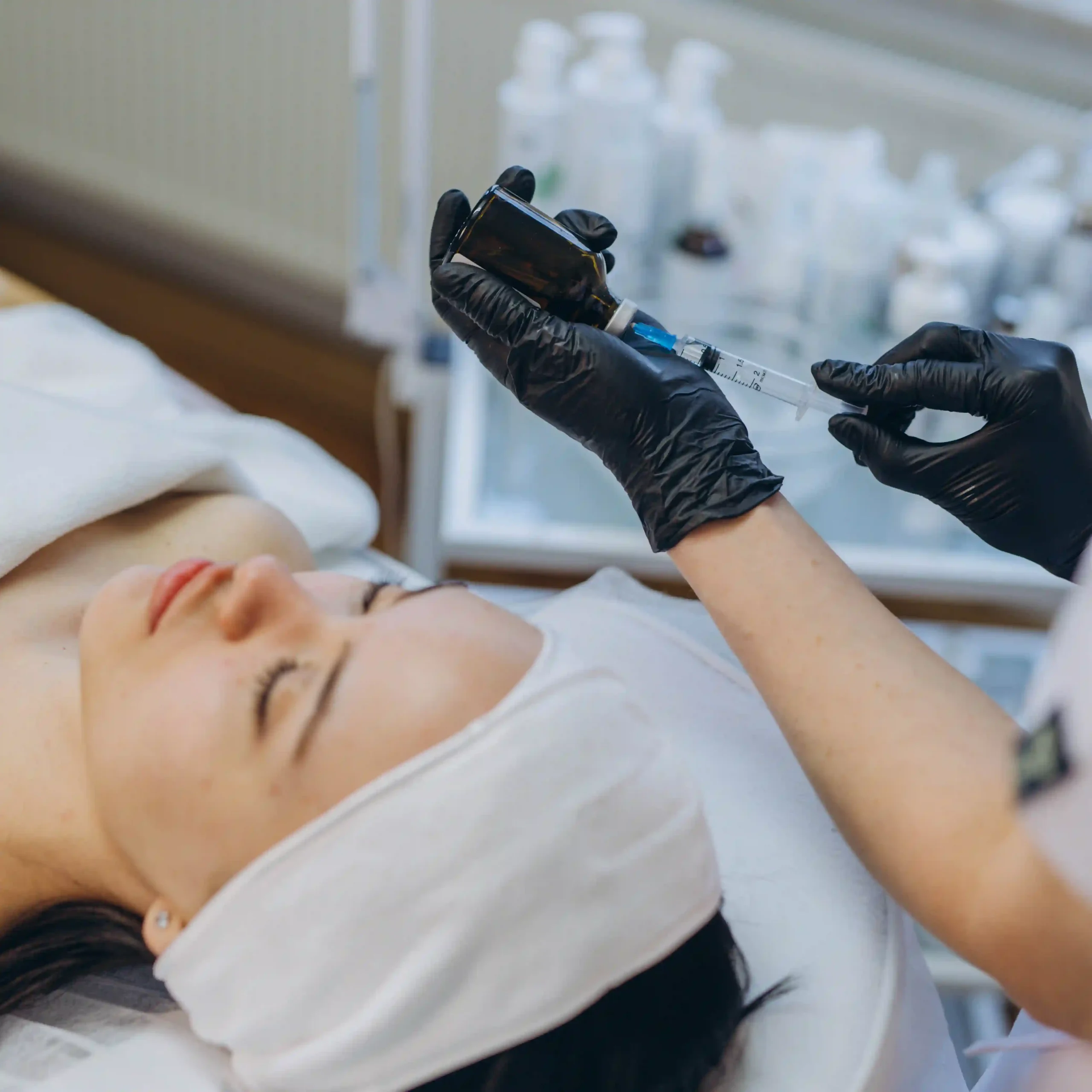 DolphinMed Polikliniği gençlik aşıları ve profesyonel cilt yenileme uygulaması.