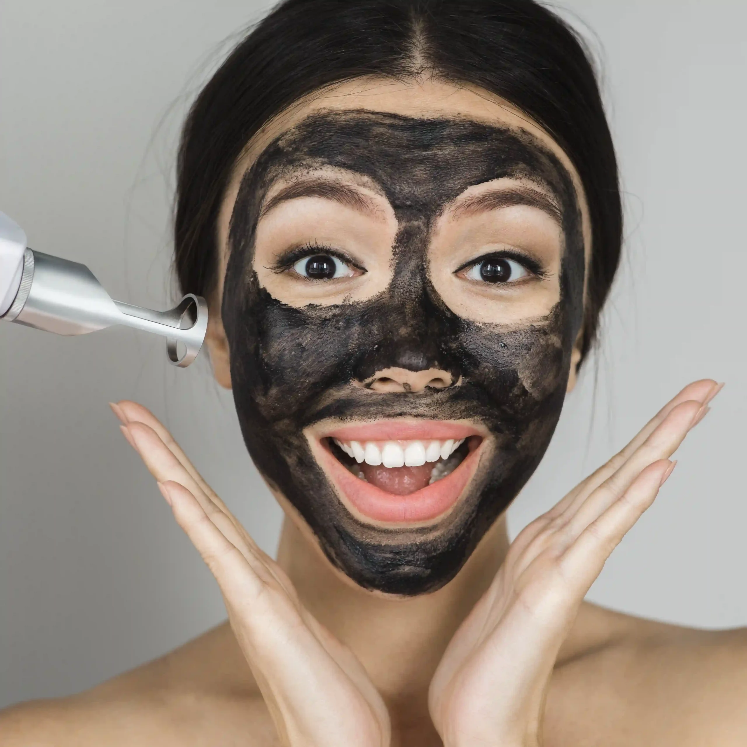 DolphinMed Polikliniği profesyonel Karbon Peeling ve lazerle cilt yenileme uygulaması.