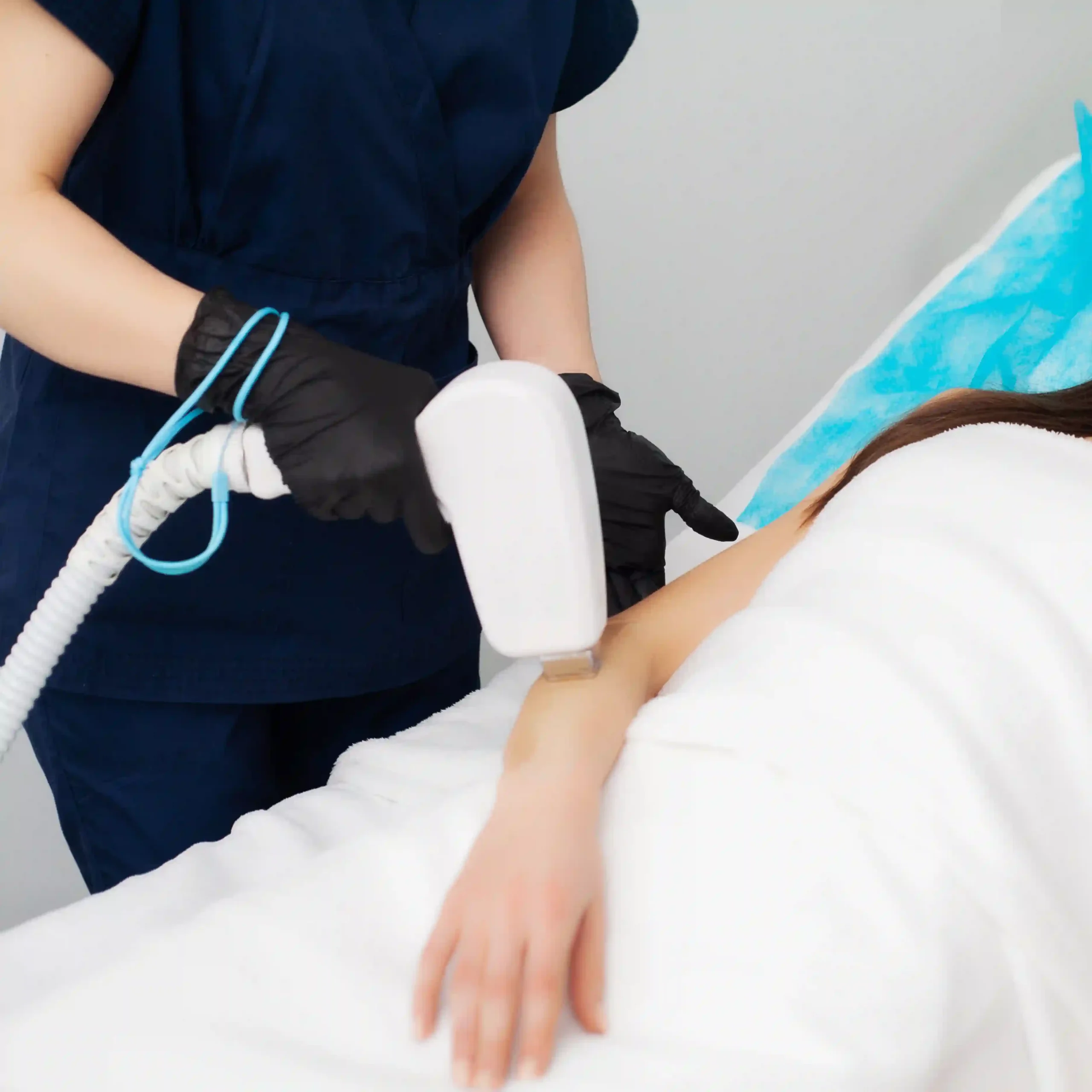 DolphinMed Polikliniği profesyonel Lazer Epilasyon seansı ve kalıcı pürüzsüzlük uygulaması.