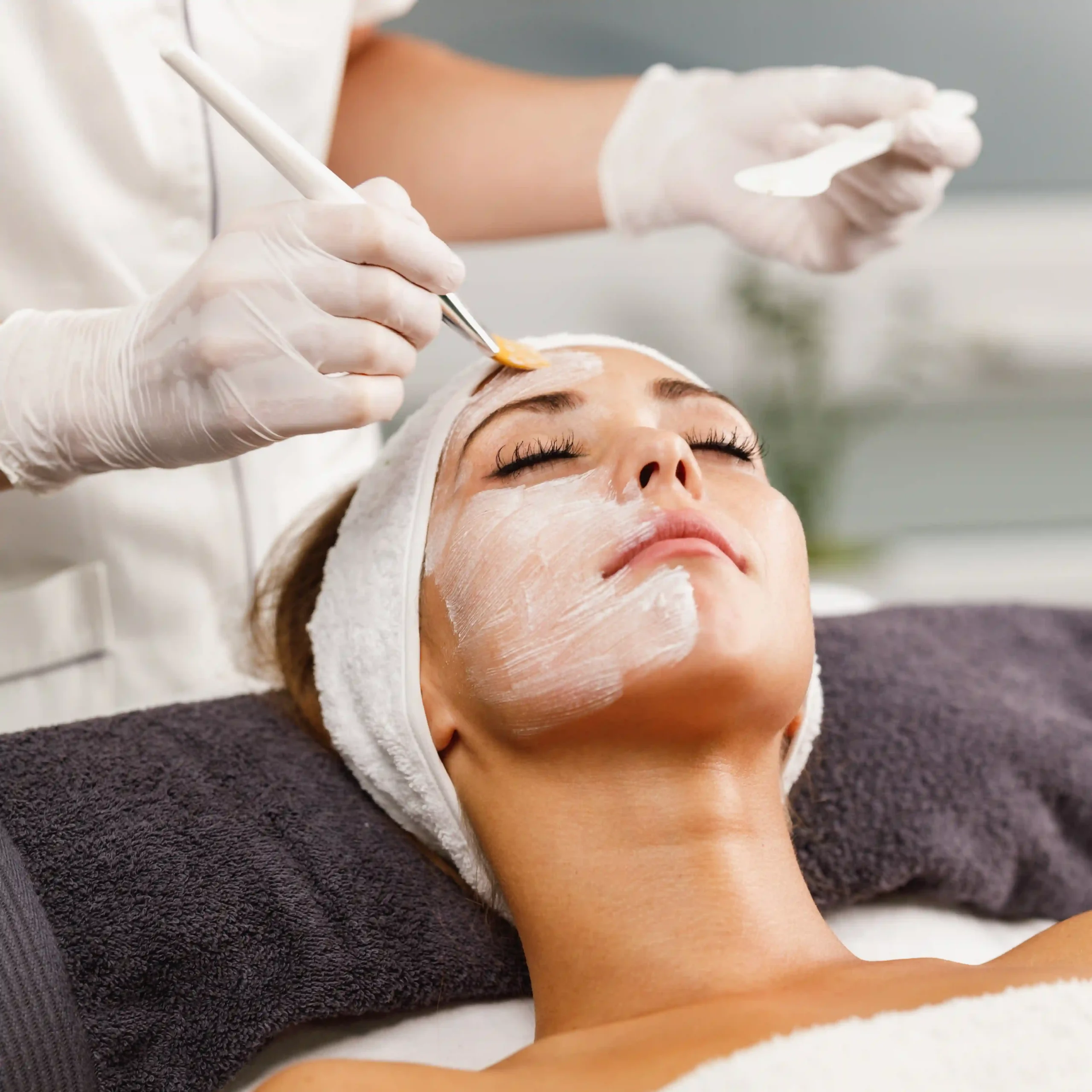 DolphinMed Polikliniği profesyonel Medikal Cilt Bakımı ve derinlemesine gözenek temizliği.