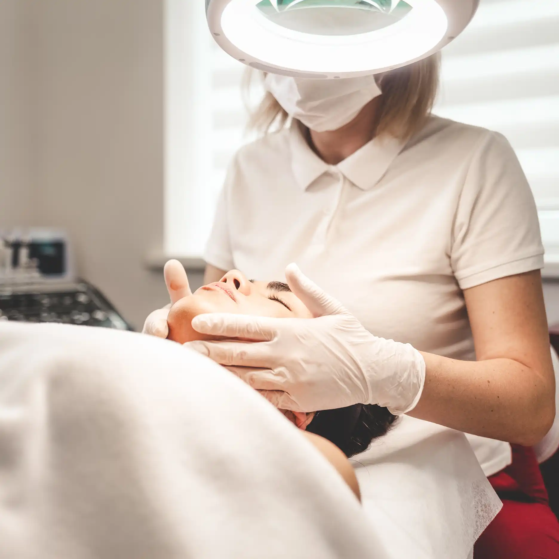 DolphinMed Polikliniği bütünsel estetik anlayışı ve uzman hekim kontrolünde medikal estetik uygulamaları.