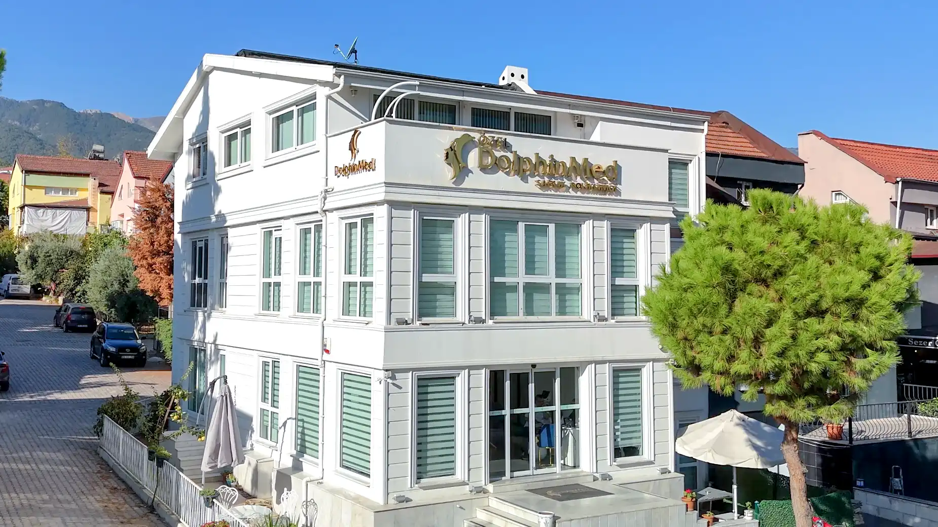 DolphinMed Polikliniği doğal formu koruyan bilimsel estetik yaklaşımı ve kanıta dayalı tedavi modelleri.