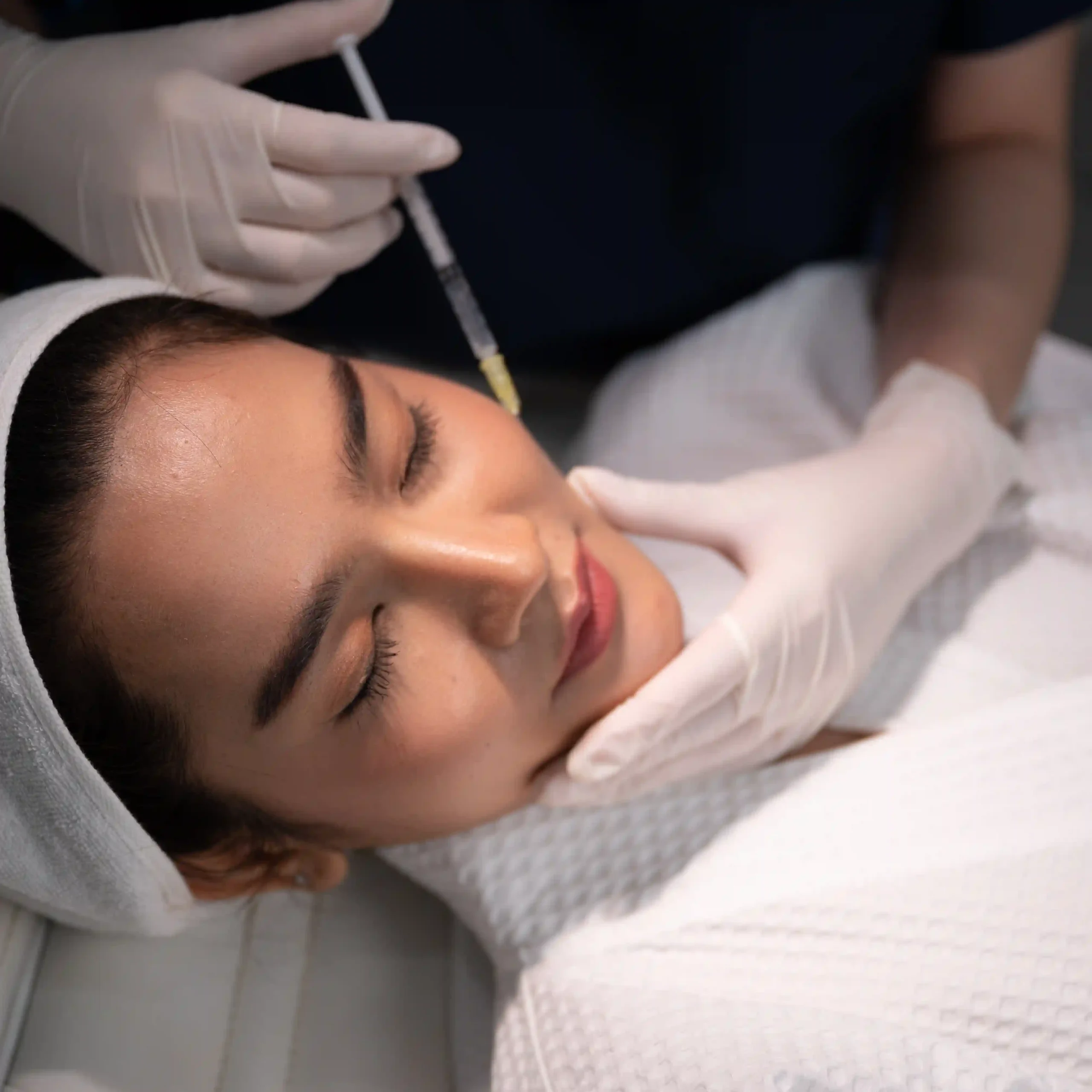 DolphinMed Polikliniği profesyonel PRP uygulamaları ile hücresel cilt onarımı.