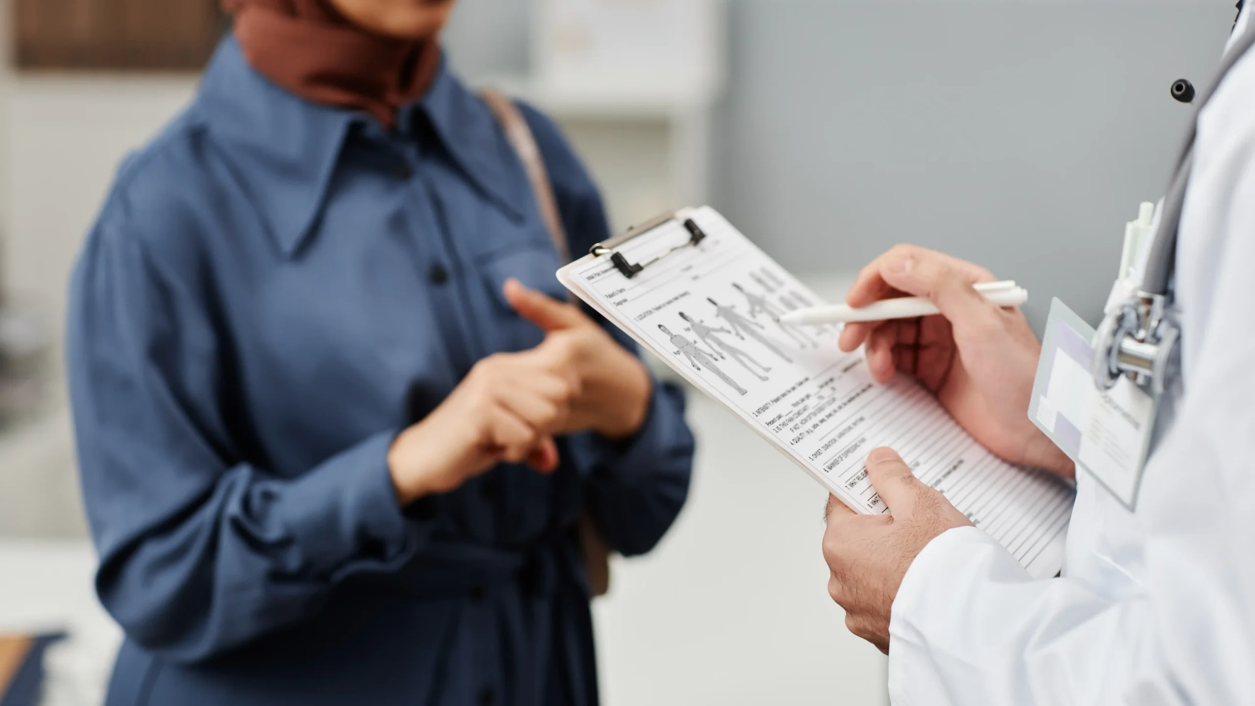 Uzman hekim tarafından yapılan detaylı tıbbi analiz ve kişiselleştirilmiş program planlama süreci.