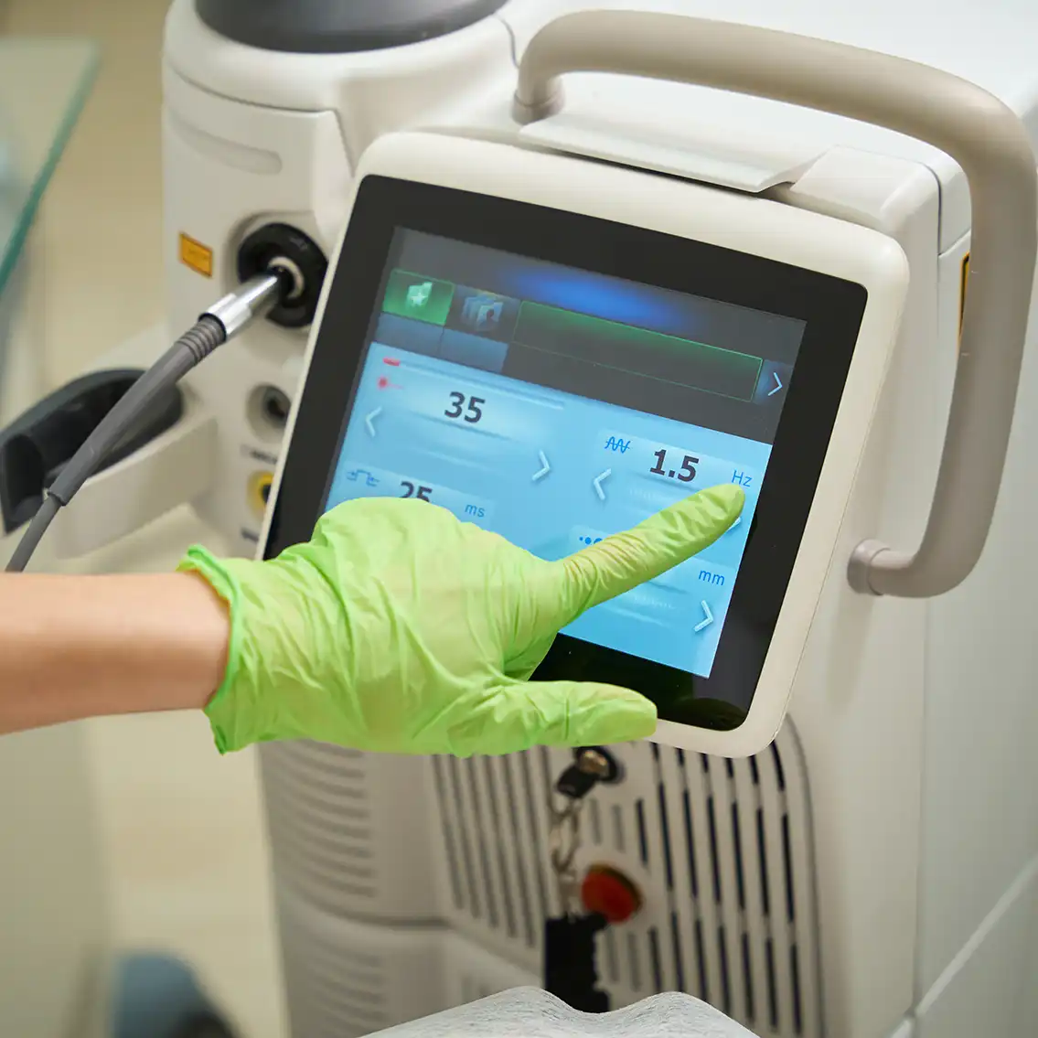 Uluslararası standartlarda FDA onaylı Alexandrite ve Nd:YAG lazer cihaz parkuru.