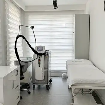 Saç ekimi aşamaları ve diğer medikal uygulamalar için steril poliklinik ortamında profesyonel işlem.