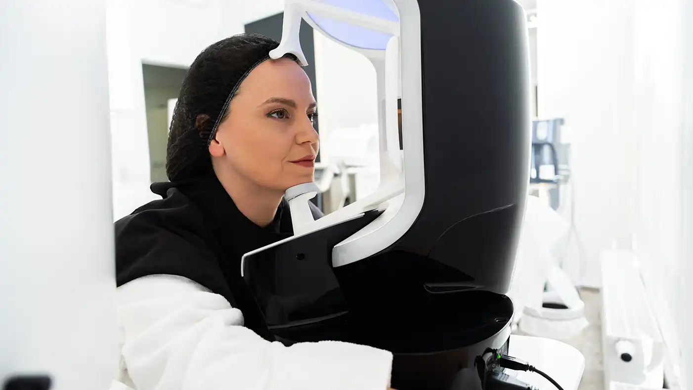 Denizli cilt bakımı öncesi gerçekleştirilen profesyonel cilt analizi ve nem dengesi ölçüm süreci.