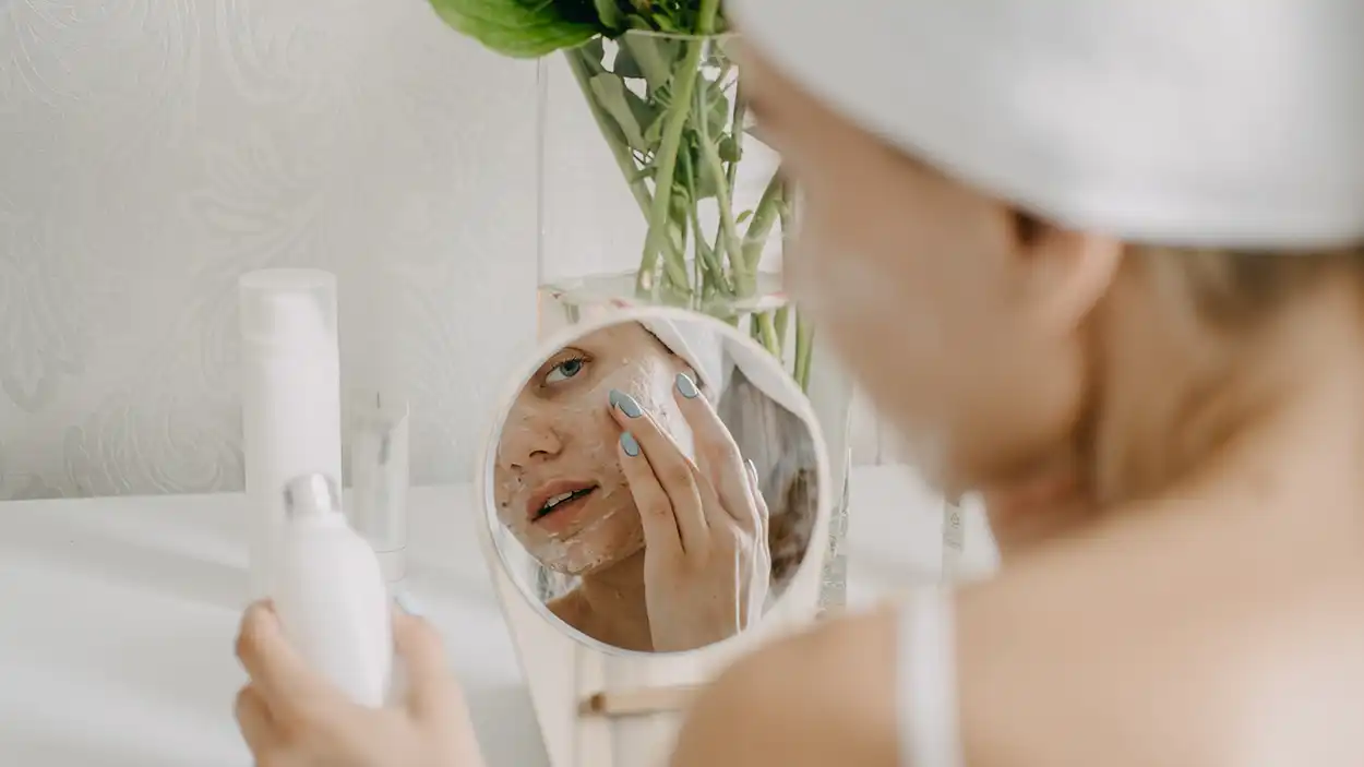 Bütüncül cilt sağlığı yönetimi kapsamında gerçekleştirilen ev bakımı ve profesyonel klinik analiz sinerjisi.