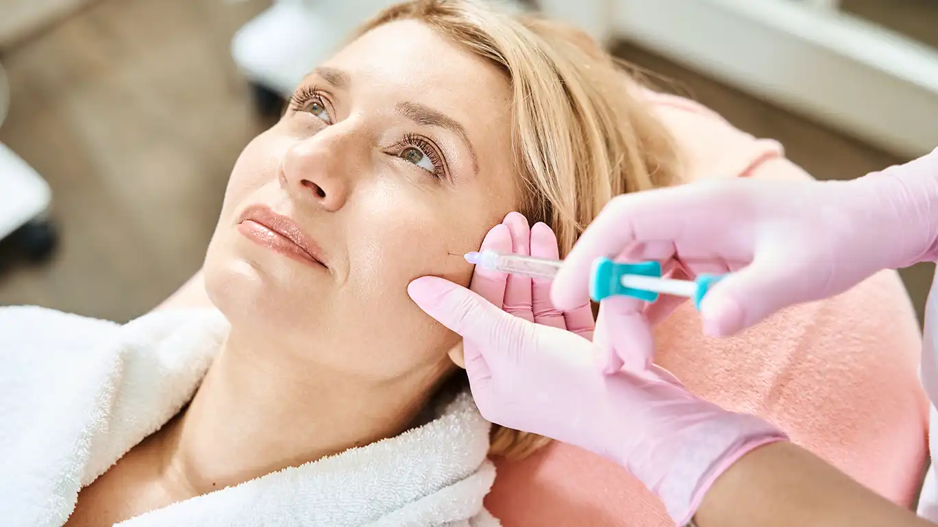 Denizli botoks teknik uygulama protokolü kapsamında alın bölgesindeki dinamik kırışıklık analizi ve enjeksiyon süreci.