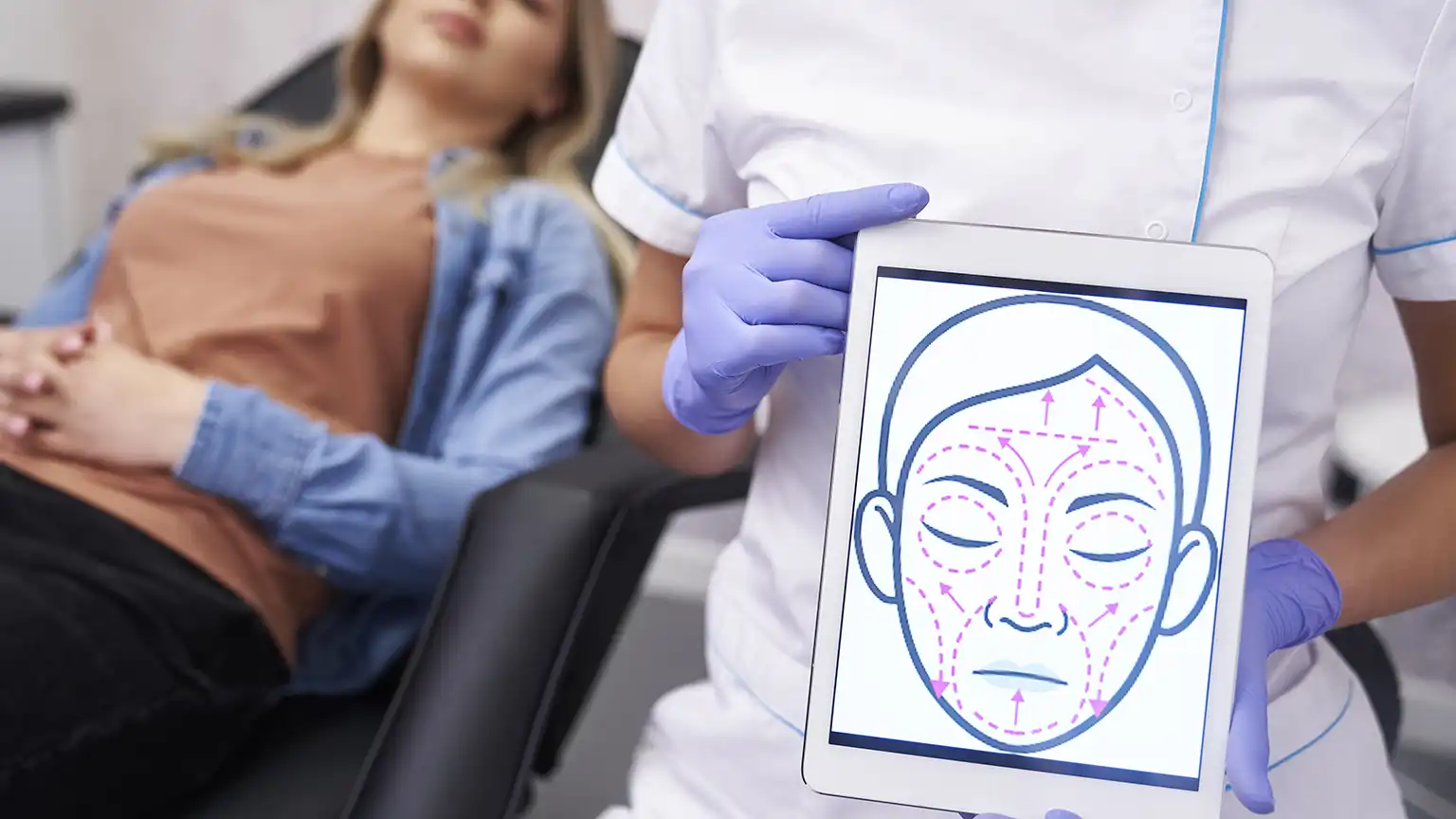 Yüz estetiği analizi kapsamında gerçekleştirilen profil dengesi ve kırışıklık yönetimi planlaması.
