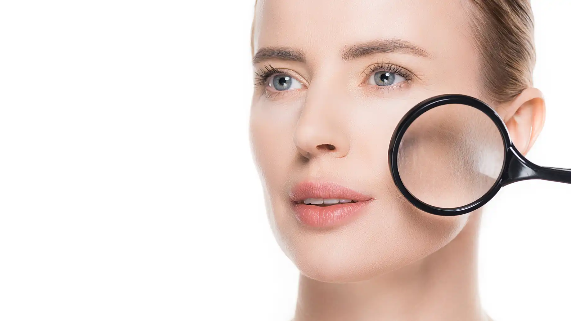 Yüzdeki lekeler ve cilt kuruluğu problemleri için klinik ortamda yapılan profesyonel analiz süreci.