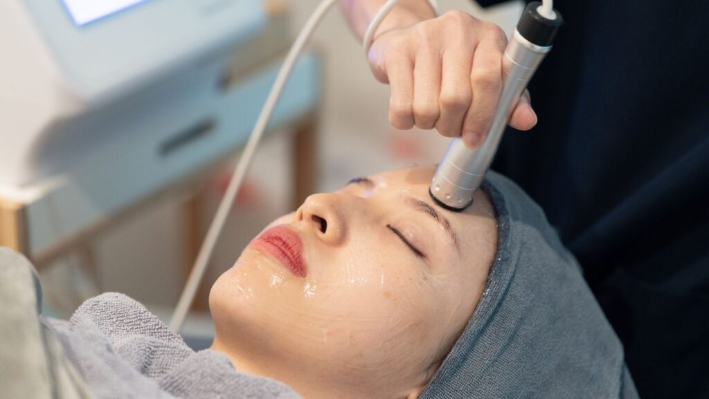 Klinik Ortamda Estetik Uygulama Standartlari Teknik Altyapi ve Surecler — DolphinMed Polikliniği Denizli hekim kontrolünde medikal estetik görseli.